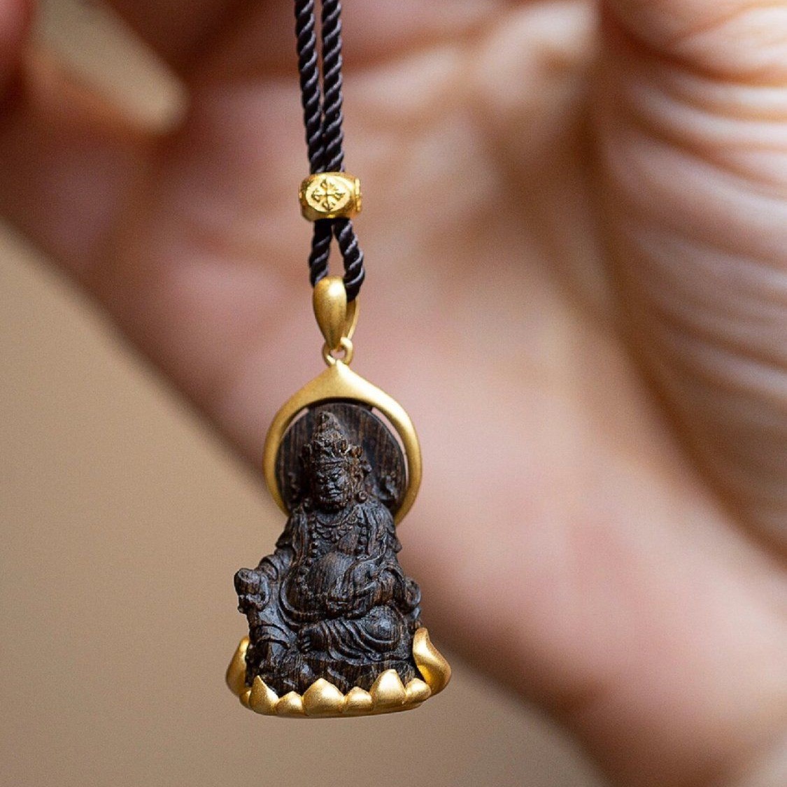 Yellow God of Wealth Pendant M - Ethnic Fashion Meaning avis et prix