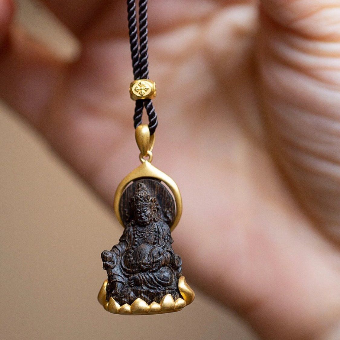 Yellow God of Wealth Pendant M - Ethnic Fashion Meaning avis et prix